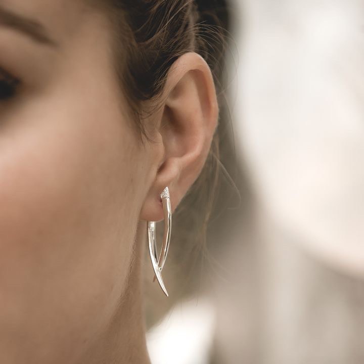 A great drop earring will dress the neck and frame the face. These Sabre crossover earrings from the house of #ShaunLeane feature not one but two, sabre silhouettes, that graduate and taper into a playful diamond crossover kick. #FromStudstoStatements

🛍 bit.ly/39amhIE