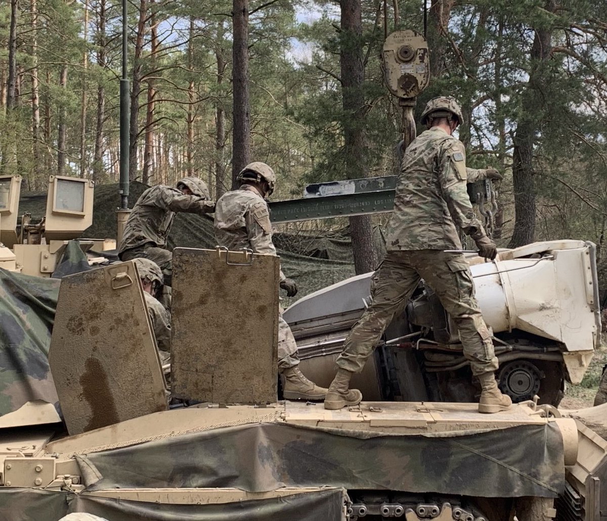 _BeMac19's tweet photo. 💥 Fantastic day of @1abct1id training with our allies in 🇵🇱! Tanks heading in for some fuel and “pulling pack” on an Abrams. #MaintenanceIsTraining #StrongerTogether #TreatEmRough 💥 https://t.co/PhdHy8ltyX