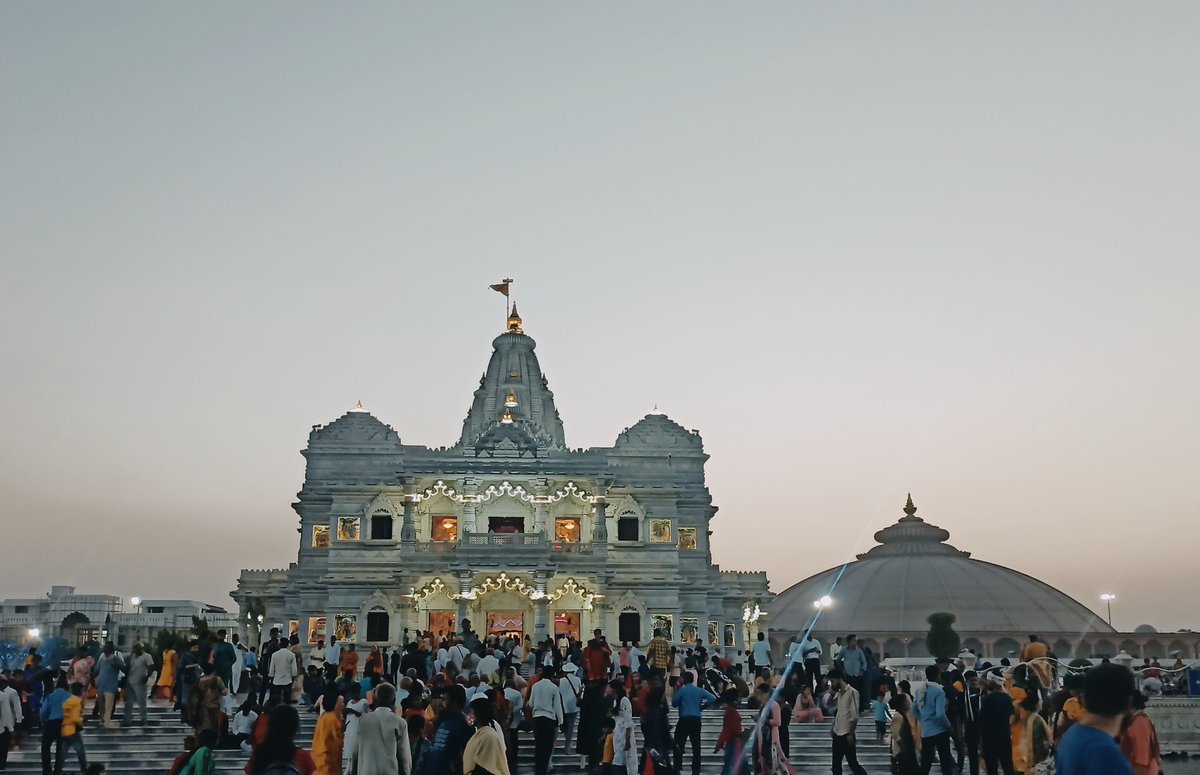Nikita_Chhabra's tweet photo. @desi_thug1 Prem mandir❤🙏 clicked it today😊 https://t.co/l7XYDCukO8