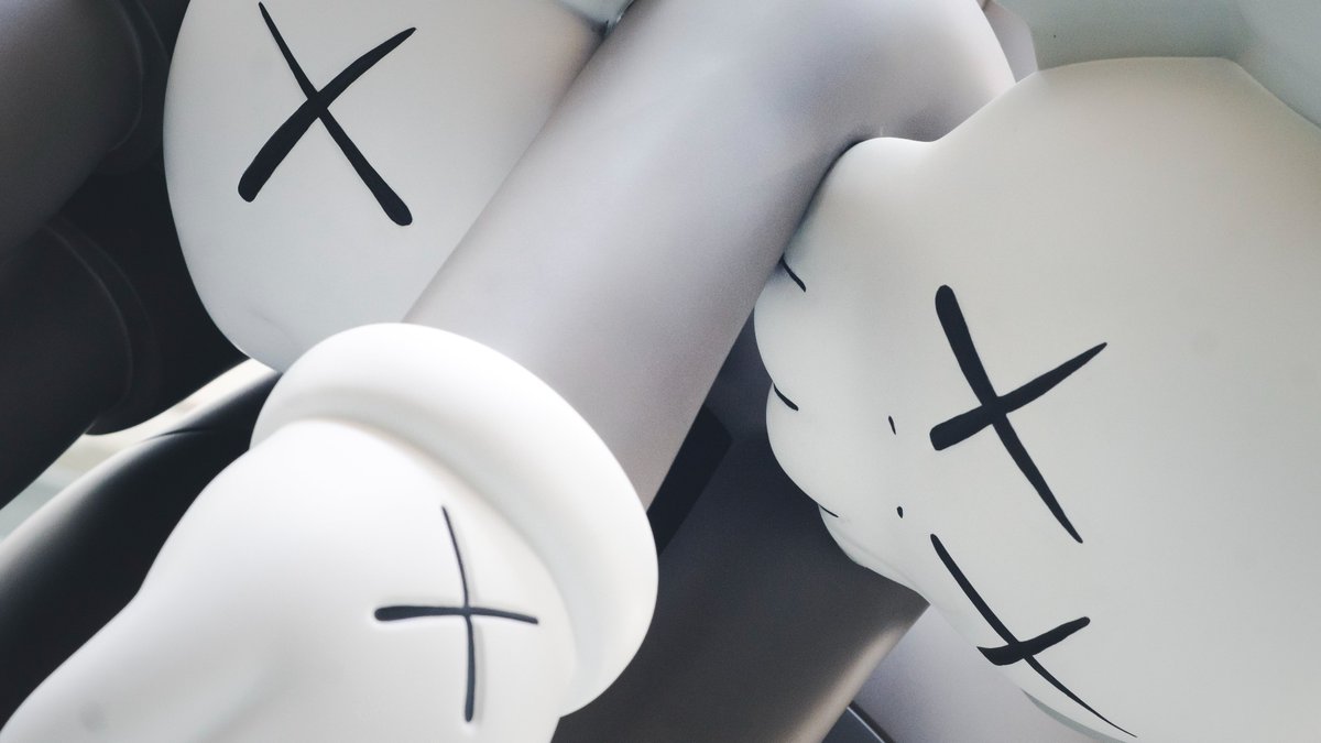 magnusdiv's tweet photo. Detail shot I took with a Sony A6000 of @fyKAWS statue in at the @northparkdallas taken back in 2017 I believe. https://t.co/fdgYPnrYlv
