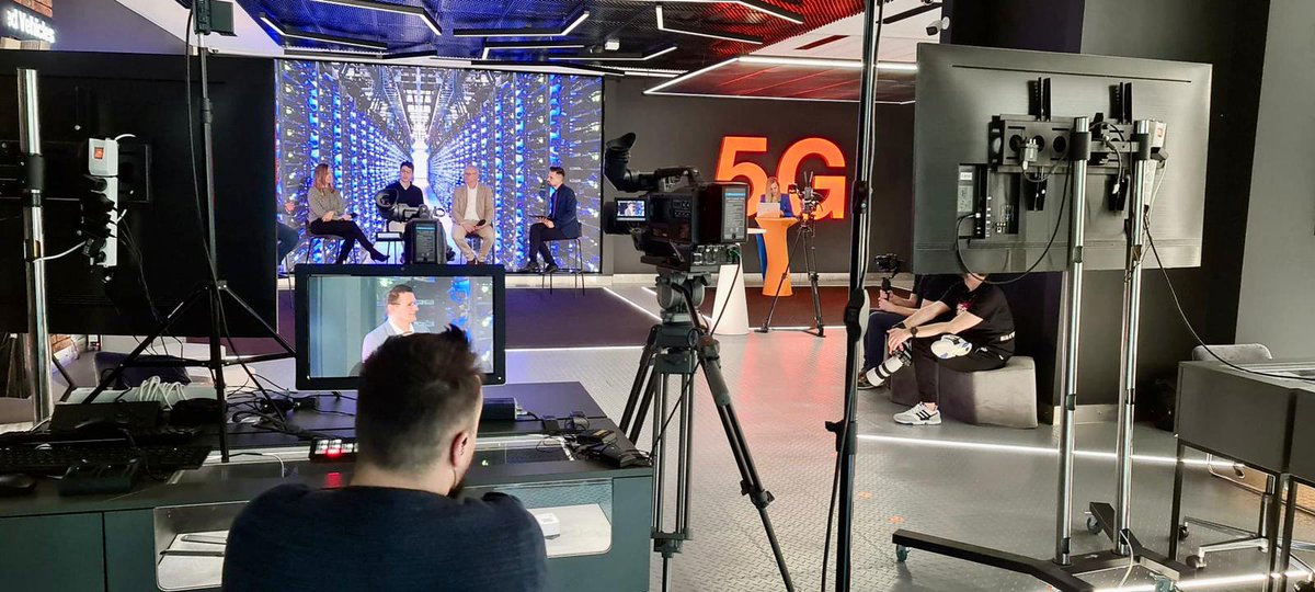 jducarroz's tweet photo. 💥 big day @Orange_Polska! 

Enabling innovations and enhancing a culture of creativity is key for our .Grow strategy. 

Happy to inspire #OrangeTeam with our partners during the #OrangeInnovationDay! https://t.co/51Y3Zd0gpz