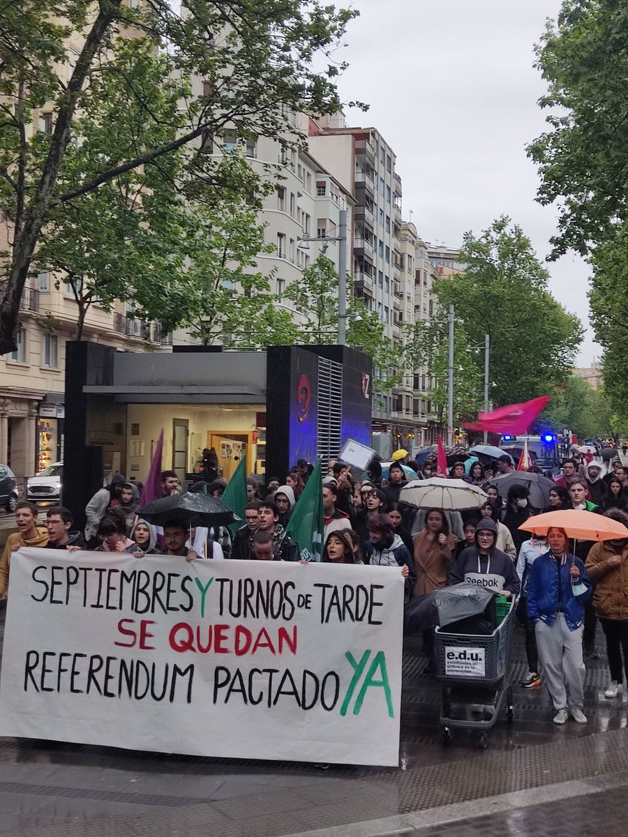 En la manifestación por los septiembres y el horario de tardes junto a <a href="/PrecariasUNIZAR/">Precarias UNIZAR</a> ¡Estudiante, si no luchas, no se te escucha!🔥📢🧑‍🎓