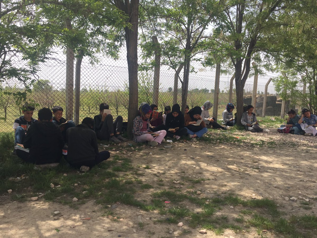 Bu hafta kitap okumamamıza okul bahçemizde devam ediyoruz 📚 <a href="/kitapdiyarbakir/">Kitap Diyarbakır</a> <a href="/diclemem21/">Dicle İlçe Milli Eğitim Müdürlüğü</a> <a href="/Diyarbakirmem/">Diyarbakır İl Millî Eğitim Müdürlüğü</a> @ #KitapDiyarbakır