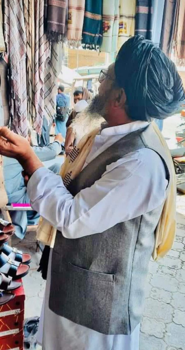 QasmiAzhar's tweet photo. حضرت مولانا شیخ عبدالحکیم صاحب چیف جسٹس مارت اسلامیہ افغانستان کے۔نہ ھٹوبچوکی صدائیں۔نہ ھماھمی کاشورشرا بہ۔اورنہ ہی سیکیورٹی کے نام پر لاؤلشکر۔نہ آگے پیچھے گاڑیوں کاٹولہ۔اورنہ کوئی قافلہ۔نہ کوئی توپ وتفنگ کی گہن گرج۔اسلاف کیطرح نہایت سادگی کیساتھ تن تنہا عید کی خریداری کررہے ہیں https://t.co/U1AsU9BjBn