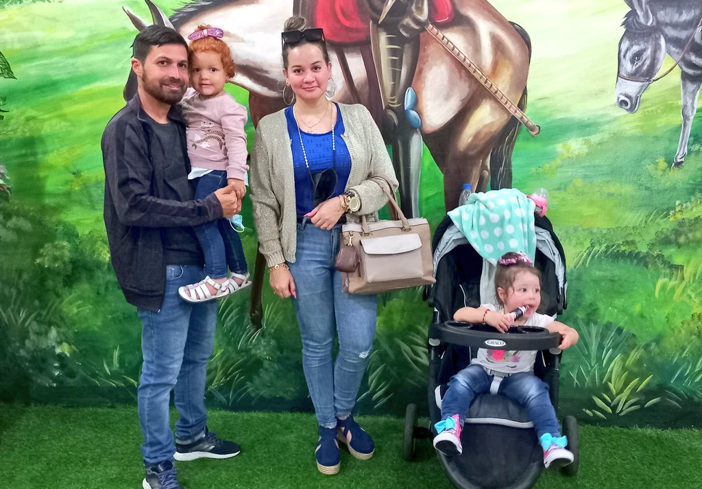 ConsEspCaracas's tweet photo. 👨‍👩‍👦Estas son algunas de las familias 🇪🇦 de El Tigre que nos han visitado hoy para realizar sus trámites.

Estamos felices de haberlos atendido. ¡Gracias por el cariño mostrado hacia nuestro equipo! https://t.co/9QqSudCVrZ