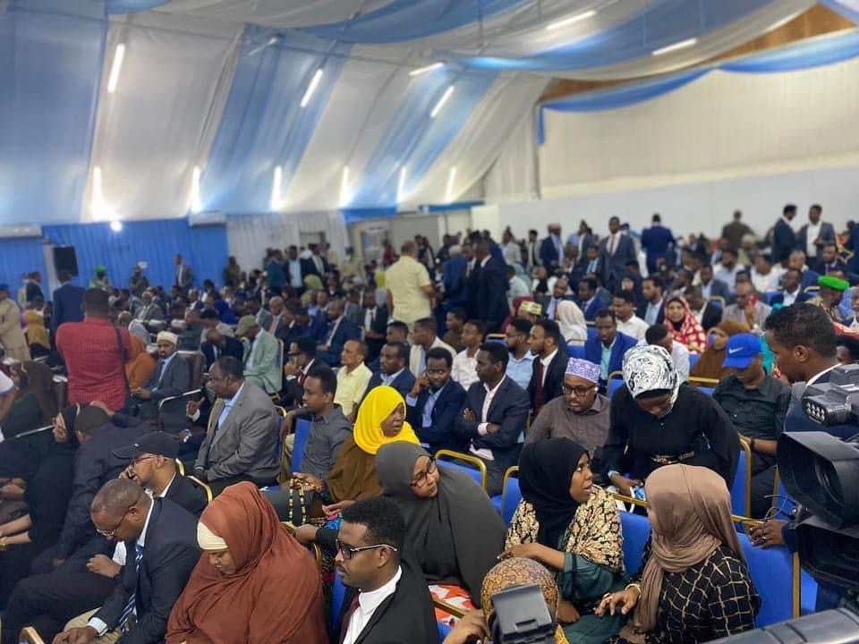 The session of the House of People of #FederalParliament has on Wednesday evening commenced in #Mogadishu to elect the leadership of the House. The interim Speaker who officially opened the meeting has confirmed that 257 lawmakers are present and 17 of them will not vote.