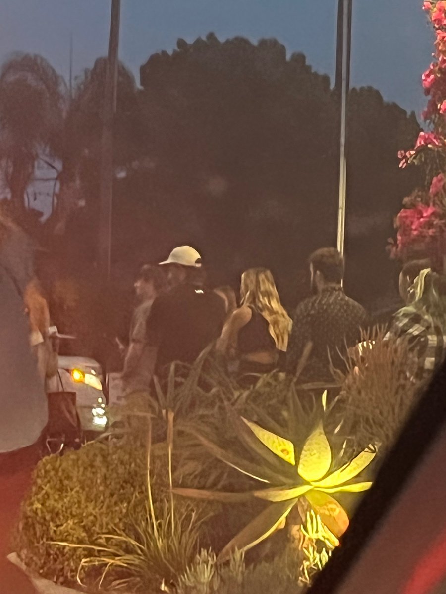 whitneyVB_16's tweet photo. thought this was my friend nathan from the back but it wasn’t #doppleganger https://t.co/1fIVM9rPkd