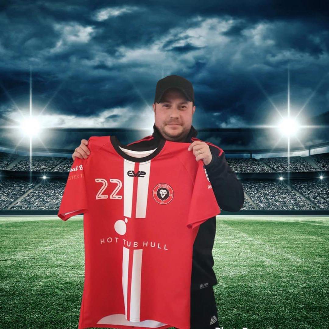AFCYorkies's tweet photo. ＣＯＭＭＩＴＭＥＮＴ

We love to see it. One of our new arrivals #No22 Col Dunn already showing his commitment to the Yorkie cause. 🦁❤️

Regardless of background or ability, inclusion and enjoyment of the game is the aim. 👥️️

See you at the @LadsFC_Hull match, Col! ⚽️🆚️😁 https://t.co/GEZTDNC7W8