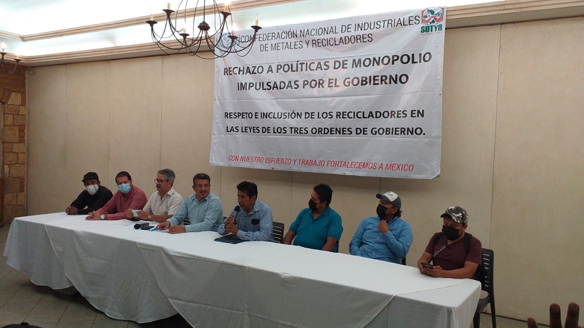 MVMNoticias's tweet photo. 🔴 ¡Ojo! Este miércoles integrantes de la Confederación Nacional de Industriales de Metales y Recicladores (#Conimer) informaron que el día de mañana realizarán manifestaciones en #Oaxaca, con una marcha pacífica desde Hacienda Blanca hacia el Zócalo. Tome sus precauciones. https://t.co/iTLH0oRWDh