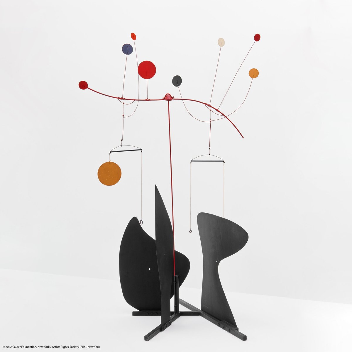 Throughout his career, Calder made a number of overtly sound-making works. In Black Tulip, suspended bits from the mobile top strike the black forms that anchor the sculpture’s base, emitting diverse tones. Read more: bit.ly/3Mz2gdd