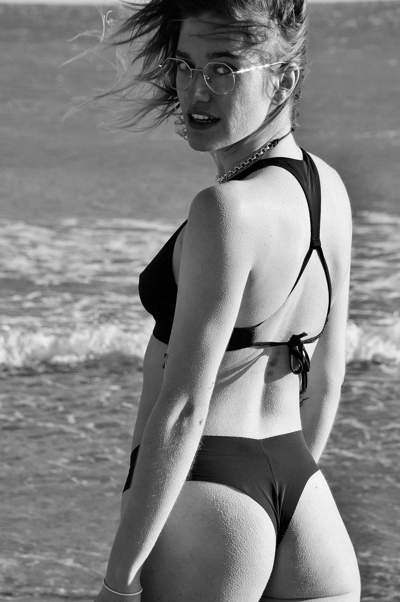 shalom055's tweet photo. Le froid est dans la tête 
Date🗓: 7 janvier 2021
Lieu📍: narbonne plage 
Modèle: Océane 
#1 
#femme #maillotdebain #hiver #photography #photographer #photoshoot #photographie #instaphoto #instagood #instalike #plage #plagehiver #froid #sexy #narbonneplage https://t.co/yFX5sx4GSk