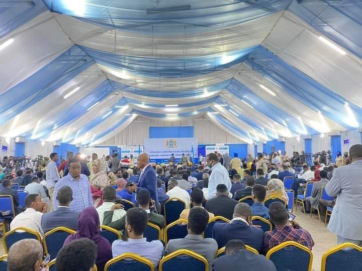 Somalia’s Lower House leadership election has now officially begun, with 7 candidates vying for the speaker. Mohamed Mursal, the outgoing parliament speaker, has withdrawn from the race for unknown reasons. 257 MPs are present, but 17 of them will not be voting.