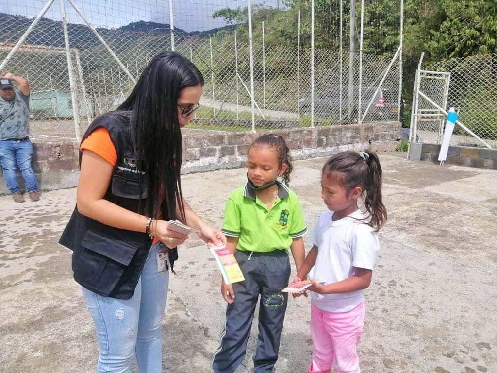 BricenoAlcaldia's tweet photo. Se llevó a cabo una charla educativa con los menores de la vereda #ElRespaldo, con el fin de concientizarlos sobre la importancia de la prevención y erradicación de la violencia contra la mujer.
🚦El violentómetro y los listones naranjas fueron protagonistas en esta actividad. https://t.co/3zmuwfpZ1q