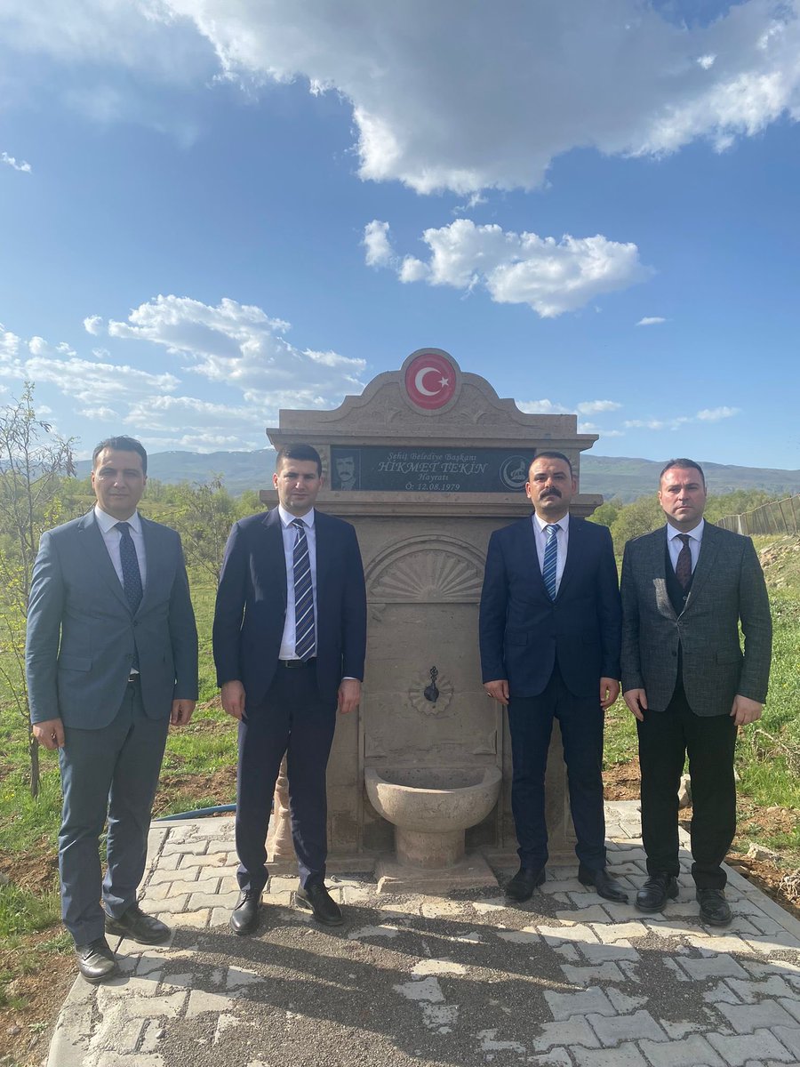 Ulku_Ocaklari's tweet photo. Genel Başkanımız @ayyildirim1, 12 Ağustos 1979’da hain terör örgütünün saldırısı sonucu ailesi ile birlikte şehit edilen MHP Bingöl Belediye Başkanımız Hikmet Tekin’in kabrini ve şehidimizin adını yaşatan "Şehit Bingöl Belediye Başkanı Hikmet Tekin Hatıra Ormanı"nı ziyaret etti. https://t.co/423vJ610G6