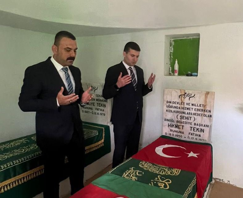 Ulku_Ocaklari's tweet photo. Genel Başkanımız @ayyildirim1, 12 Ağustos 1979’da hain terör örgütünün saldırısı sonucu ailesi ile birlikte şehit edilen MHP Bingöl Belediye Başkanımız Hikmet Tekin’in kabrini ve şehidimizin adını yaşatan "Şehit Bingöl Belediye Başkanı Hikmet Tekin Hatıra Ormanı"nı ziyaret etti. https://t.co/423vJ610G6