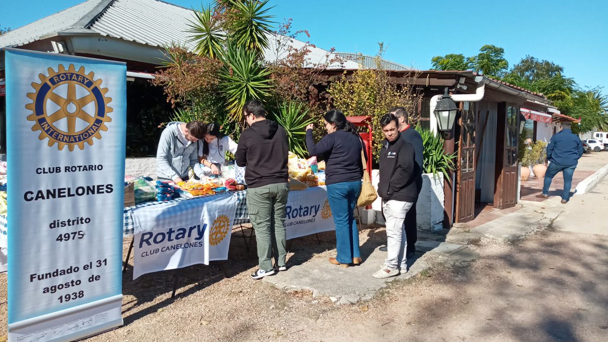 CUASoficial's tweet photo. Detrás de cada encuentro CUAS hay una actividad solidaria! 🤝

En el marco del Gran Premio Sildan, el sábado pasado donamos una importante cantidad de alimentos no perecederos al Rotary Club Canelones. ¡Cada vehículo participante entregó 10kg!

#cuas #cuas2022 #cuascolabora https://t.co/wf5SnyFmbm