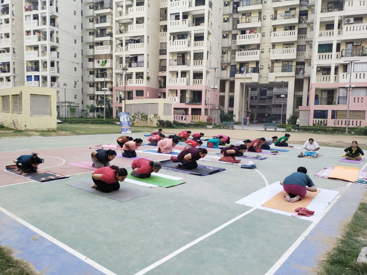 dillikayogaKN3's tweet photo. #DilliKiYogshala conducting at KIDWAI NAGAR EAST, TYPE 3 TOWERS 

 दिन भर होती भाग दौड़ उस पर आस पास का शोर
 पकड़े रहेंगे जो योग की डोर, स्वास्थ्य रहेगा बना और छू पाएंगे आध्यात्म का छोर ।।

#cmys #dpsru #yoga #yogaposes #yogapractice #yogainspiration #yogagirl #yogalove  #fitness https://t.co/4fG8UF3DwO