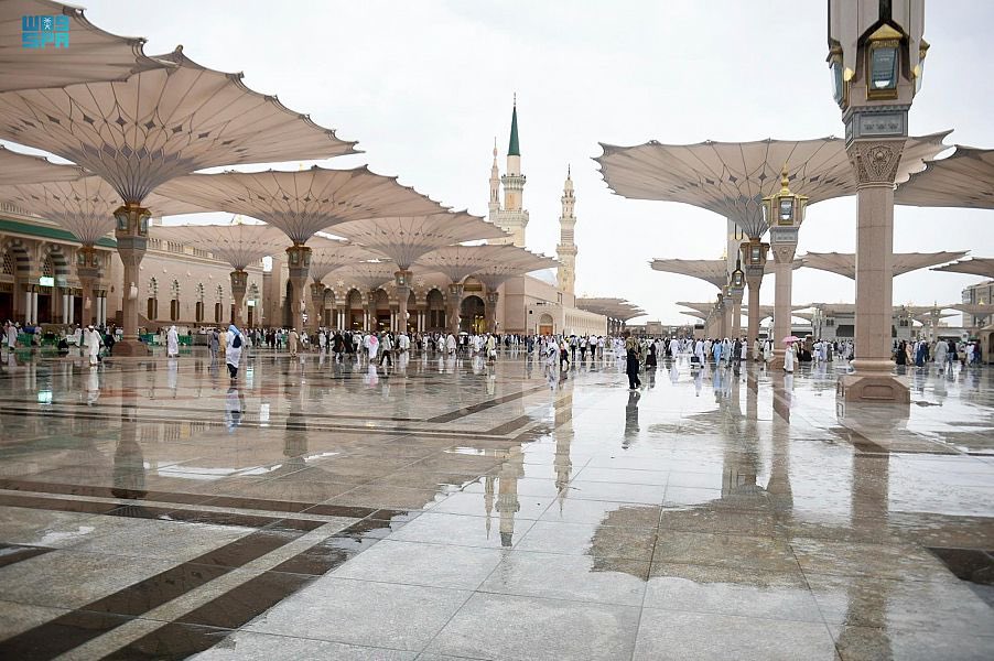 SaudiNews50's tweet photo. أمطار الخير تتساقط على الحرم النبوي.

- https://t.co/W45XfBy5oH