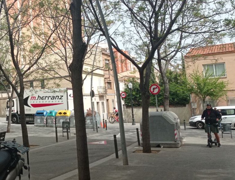 transitstandreu's tweet photo. Aquest dijous els ‘talls’ i les respectives 🚚🚌🚛🚜han estat a Agustí Milà
Per arribar a Bartrina s’havia de fer carrer Grau en contradirecció, baixar Sant Hipòlit fins Marià Brossa, Segarra i Servet
PERQUÈ PENSAR EN LA DISTRIBUCIÓ DEL #TransitSantAndreu NO, OI @Lucia_MartinG? https://t.co/M5AQnNtYz0