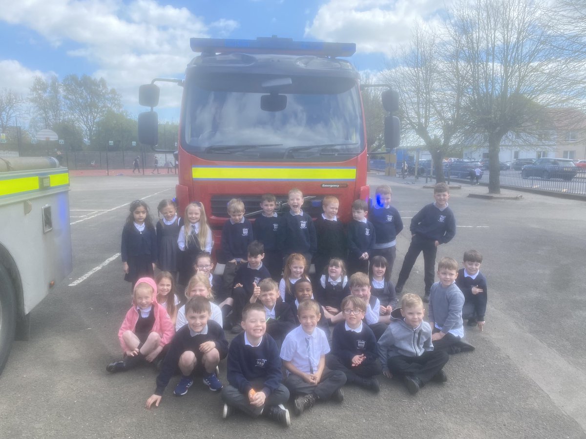 This afternoon we had the pleasure of spending some time with the fire brigade who were nice enough to show us around their fire trucks 🚒 we found out lots of interesting facts about how to become a firefighter, how many litres the water truck holds and the equipment they use!
