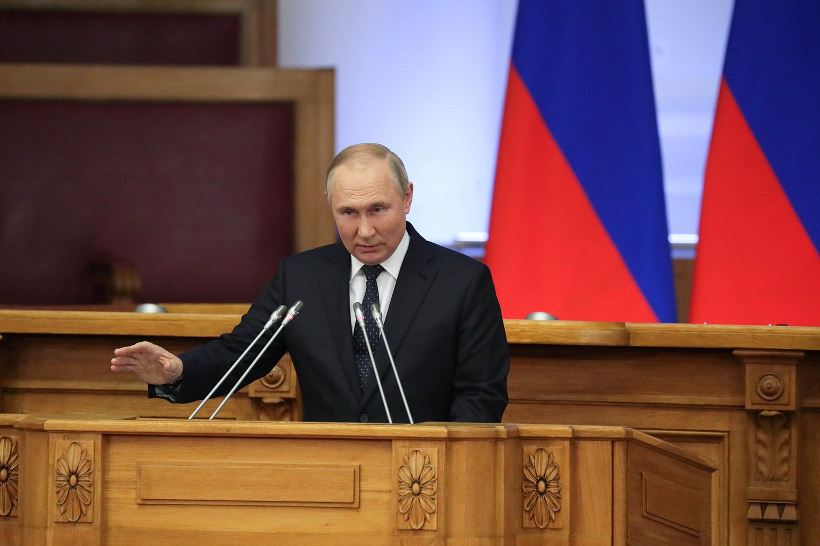 Путин выступает