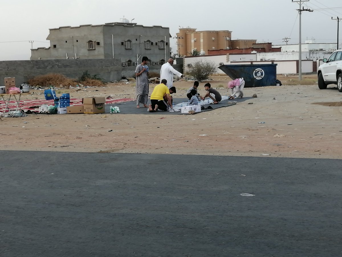 من الظواهر الرمضانية في المظيلف والمستمرة والجميلة سفرة الاستاذ احمدابراهيم الراشدي ( الدرباك) وابناءه  حيث يشاركون العابرين والفقراء الافطار الجماعي كل يوم  في رمضان ومنذ سنوات