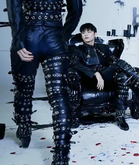 slaytyuwn's tweet photo. the shot was too emo and then here comes bigassinator5000 like??? https://t.co/ogIDEHsopC