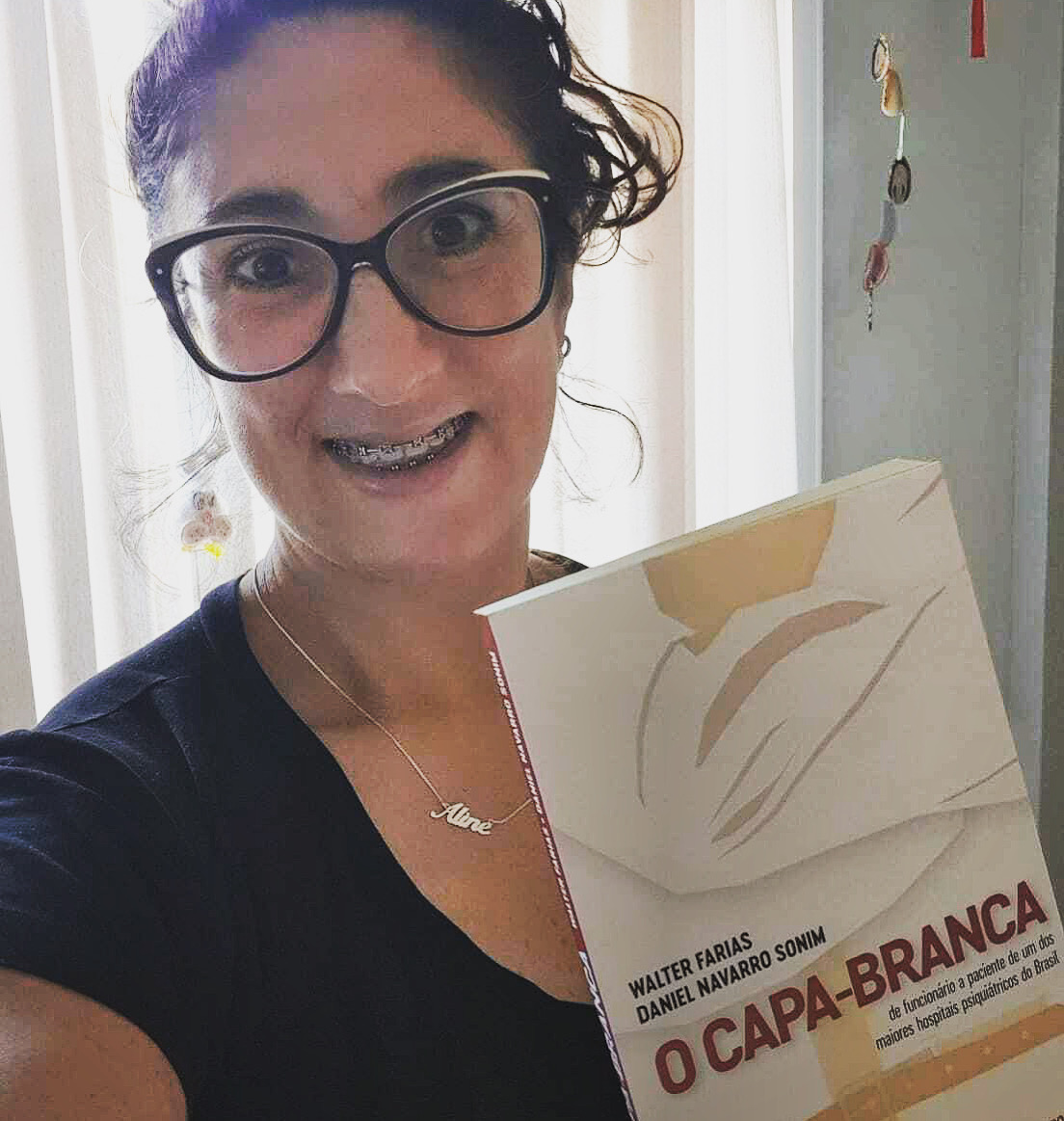 danielnavarro79's tweet photo. A Aline de Freitas é enfermeira, mora em Porto Alegre (RS) e recebeu em casa o livro O Capa-Branca com autógrafo e dedicatória.

#ocapabranca #juquery #francodarocha #enfermagem #psicologia #lutaantimanicomial #manicomio #livro #psiquiatria #reformapsiquiatrica #saudemental https://t.co/EMSAqv2cok