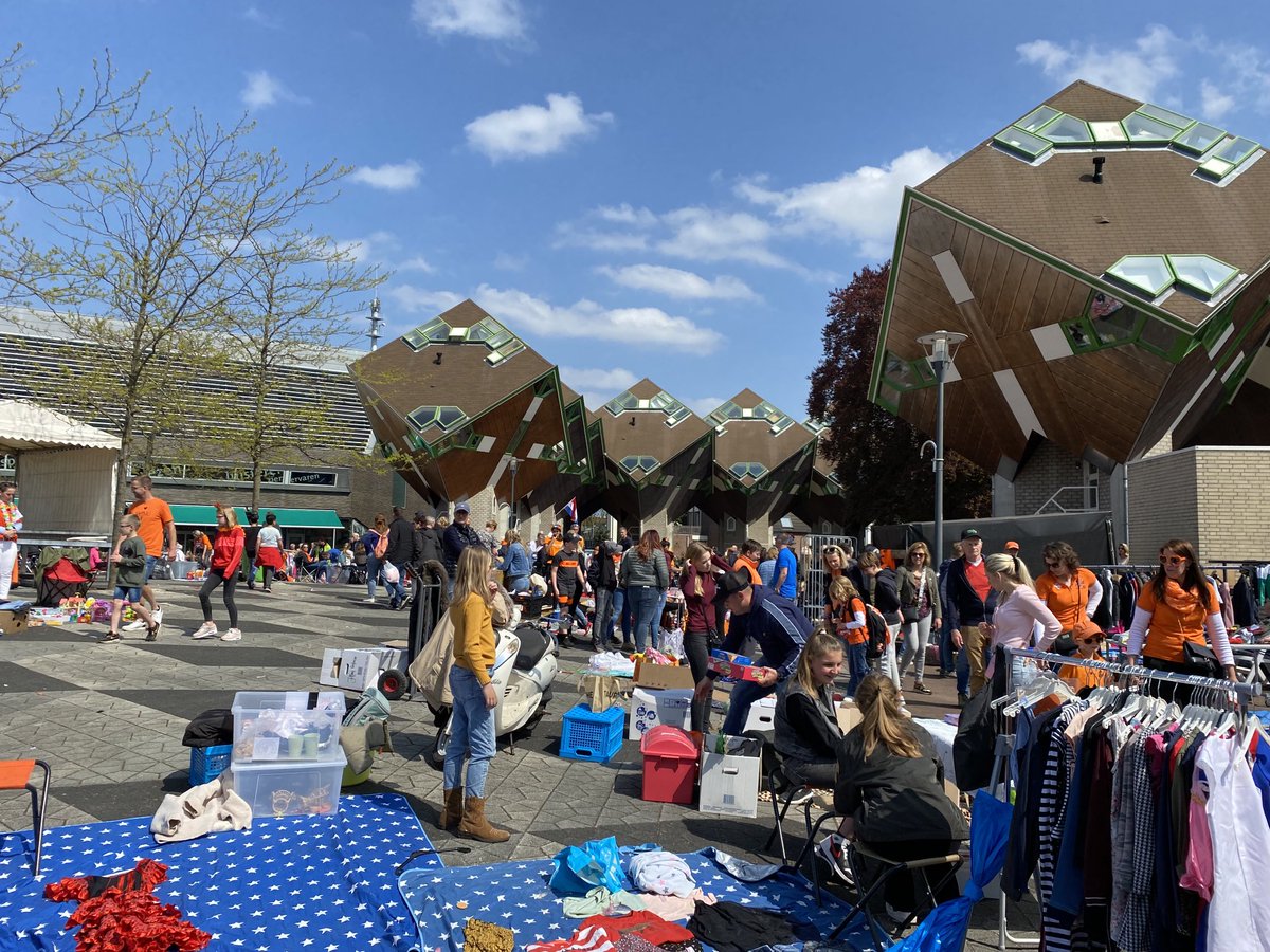 InekeLeest's tweet photo. Gezellige markt op het Piet Blomplein in Helmond.
#kindermarkt #pietblom #kubuswoningen https://t.co/vacNPzqaX2