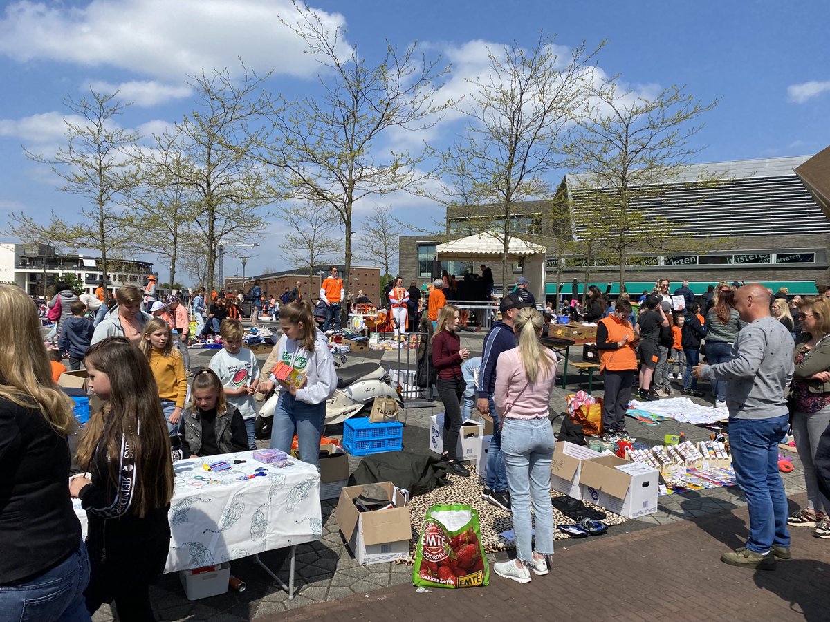 InekeLeest's tweet photo. Gezellige markt op het Piet Blomplein in Helmond.
#kindermarkt #pietblom #kubuswoningen https://t.co/vacNPzqaX2