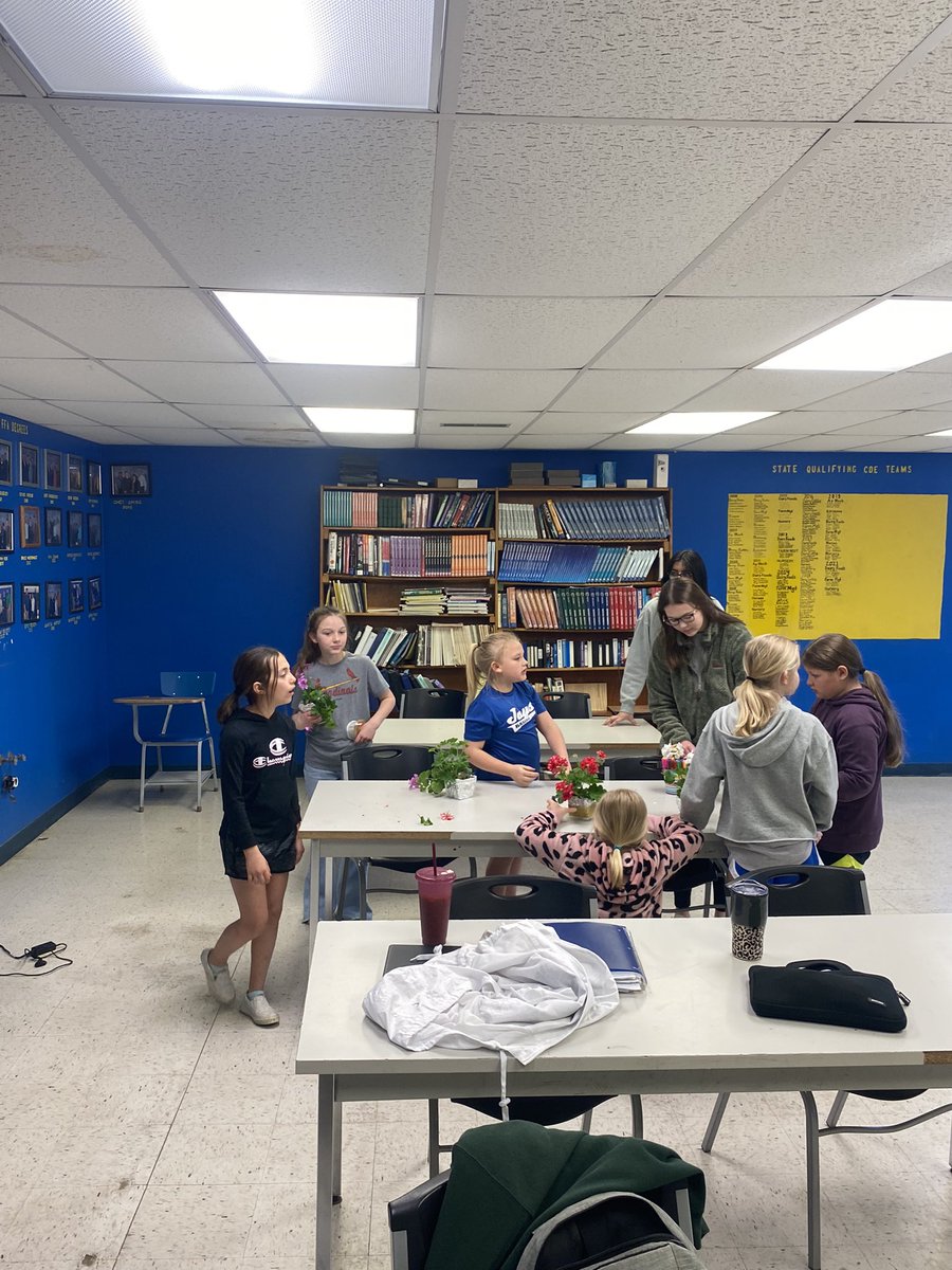 NENag_ffa's tweet photo. The Ag Business class had the 3rd grade out to make Mother’s Day gift! What a neat and super fun experience for all! @NENbluejays @NENthirdgrade https://t.co/fKakAibGki