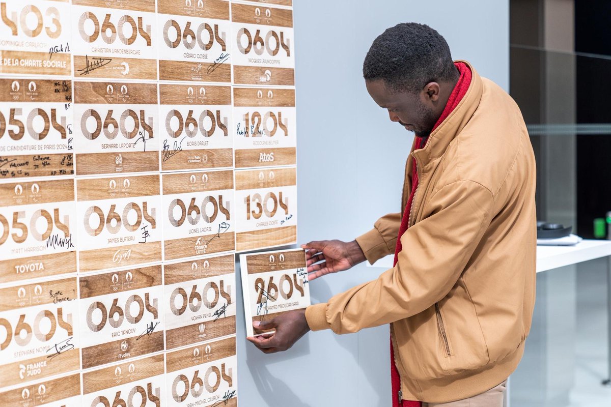 Mohamed Mbougar Sarr était présent dans nos locaux hier pour un échange avec les équipes de #Paris2024.

Fan de sport, le gagnant du prix Goncourt 2021 nous a partagé sa façon d’aborder l’écriture, qui n’est pas sans rappeler la préparation sportive 📚

Merci pour l'échange 🤝