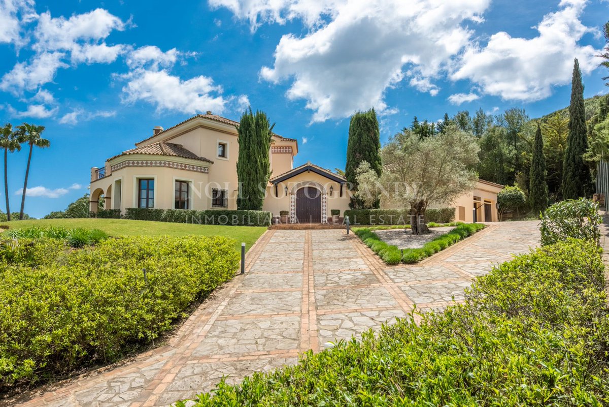 nollsotogrande's tweet photo. Believe it or not, the house is more breathtaking than these views! 😍

✨ NEW LISTING! Ref. NP1566 - Represented by @stephanienoll with an asking price of 2,5M€ and over 5.000m2 of plot.

🌴🌴🌴Noll Sotogrande Real Estate
#nollsotogrande #luxuryhomes #stephanienoll #sotogrande https://t.co/PTCoOvafze