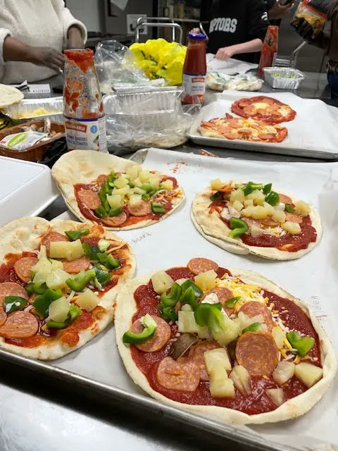 frontlinesto's tweet photo. Visit our website to register and learn more about our After-school programs ✍️ today we will be running our "So You Think You Can Cook?" program from 4pm-6pm🍕 🥐 🍅 We hope to see you there !
.
.
.
.
#torontocook #torontochef #torontoculinary #torontokitchen #youthchef https://t.co/zuxj0ohpvi