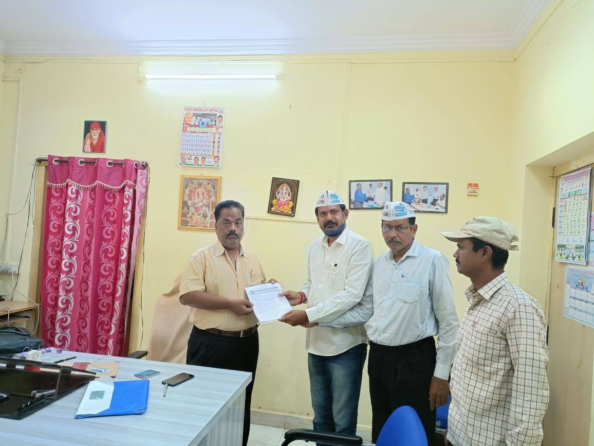 babulreddyc's tweet photo. AAP-Mahabubnagar
Met The Electrical SE (SE n/a) &amp; DEE given a Repr, there has been unplanned power outage in Mbnr town. Students &amp; Youth Preparing for Exams &amp; Comp. exams. 
So, asked them that not happen.
@attorneybharti 
@AAPTELANGANA 
@AamAadmiParty https://t.co/8ntaxl41QW