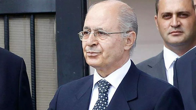 Ahmet Necdet Sezer:

"Beraat ettikleri bir davadan, delil durumu değişmeden, yeniden yargılama gibi bir durum ortaya çıkmadan, bir daha bir daha yargılanıp cezalandırılmalarından üzüntü duyuyorum.
Aileleri için üzülüyorum.
Gözyaşlarımı katledilen hukuk sistemi için akıtıyorum."