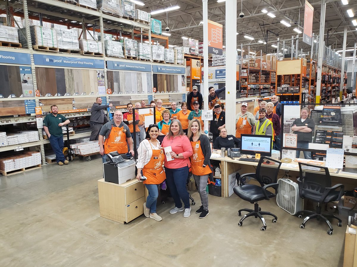 KaylaChriste28's tweet photo. Big shout out to our COS at 3014, Karen was awarded her Diamond Homer Award! 22 years at 3014, thank you Karen for all of your hard work and dedication! 
@Amanda_TomasTHD 
@Longwell2M 
@NancyHenryTHD https://t.co/PmeZr3aJPj
