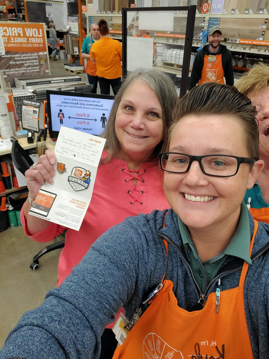 KaylaChriste28's tweet photo. Big shout out to our COS at 3014, Karen was awarded her Diamond Homer Award! 22 years at 3014, thank you Karen for all of your hard work and dedication! 
@Amanda_TomasTHD 
@Longwell2M 
@NancyHenryTHD https://t.co/PmeZr3aJPj