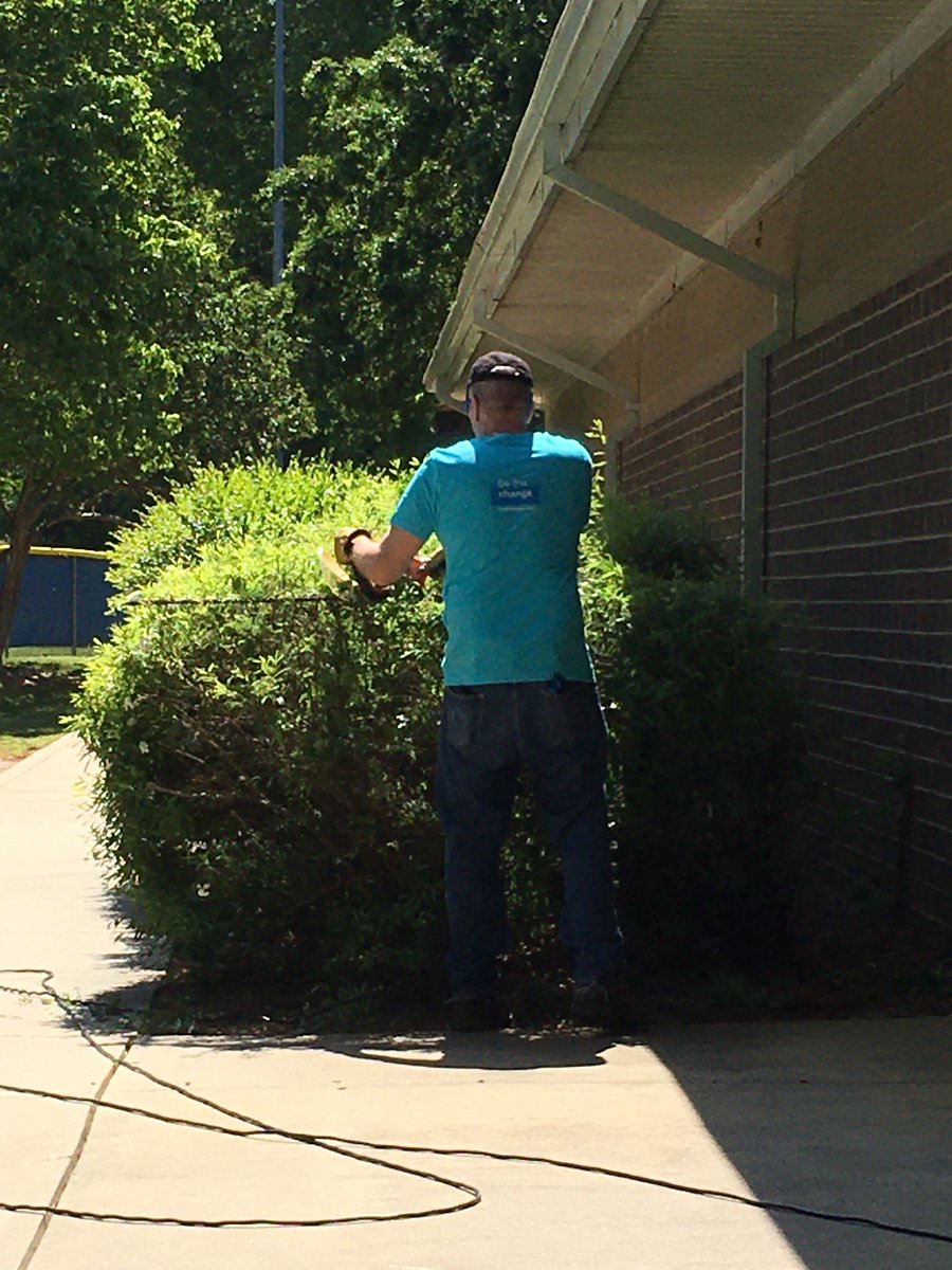 BBailey_PO's tweet photo. It’s Schwab Volunteer Week! Fantastic morning with Schwabbies helping out our friends at the Wake Forest location of @WakeBGC. So excited to see some of our colleagues in person and to help out a B&amp;G location we have a great and longstanding relationship with. #Schwab4Good https://t.co/nlan0wZ6YL