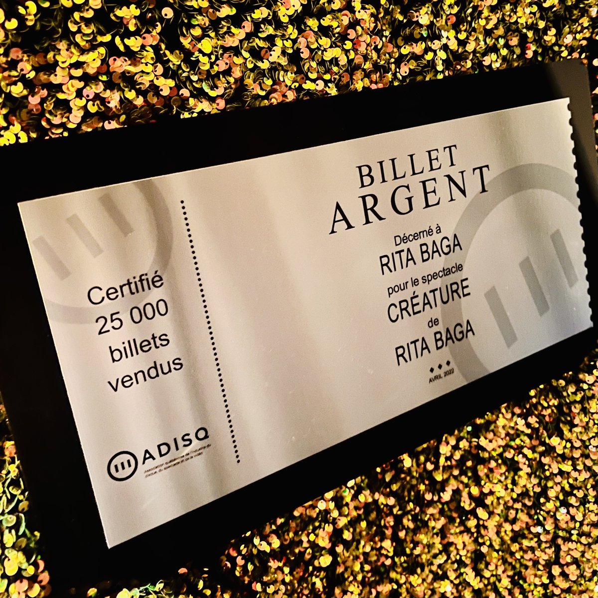 RoyEtTurner's tweet photo. Billet d’argent décerné à @ritabagaz pour #Créature, son premier one-drag-show!✨

Personnifiée par Jean-François Guevremont, Rita Baga vient de franchir le cap des 25 000 billets vendus pour sa première tournée en carrière.🤩

📸 @philboiv1n \\ Mario Beauregard https://t.co/RddnM2L3td