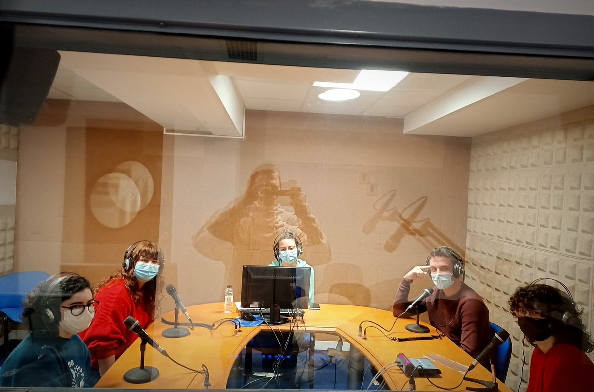 "Sin música la vida sería un error" 🎧. Así expresó Nietzsche la necesidad de vivir con la #música siempre cerca. En este podcast, nuestras #AntenasCipaj hablan de sus gustos musicales y de temas de debate como el auge del #reggaeton. ¿Le das al play? ▶️ radio.unizar.es/rincon-de-la-a…