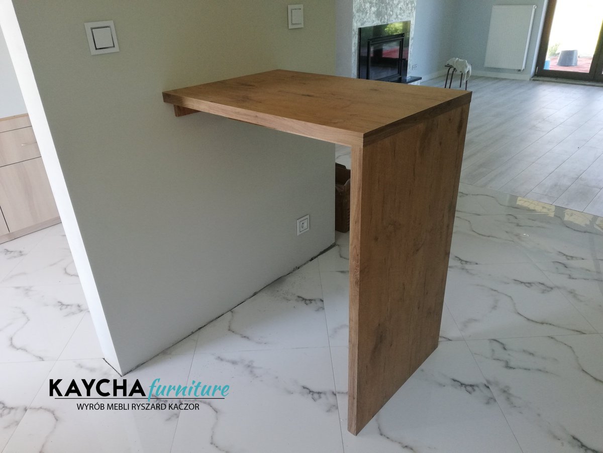 tół kuchenny mocowany do ściany przy którym idealnie sprawdzą się wysokie hokery. Stół został wykonany z płyty meblowej firmy @pfleiderer_polska.

Zapraszamy do odwiedzenia naszej strony internetowej kaczormeble.pl

#stół
#meble #kuchnia #kuchnianawymiar #meblekuchenne