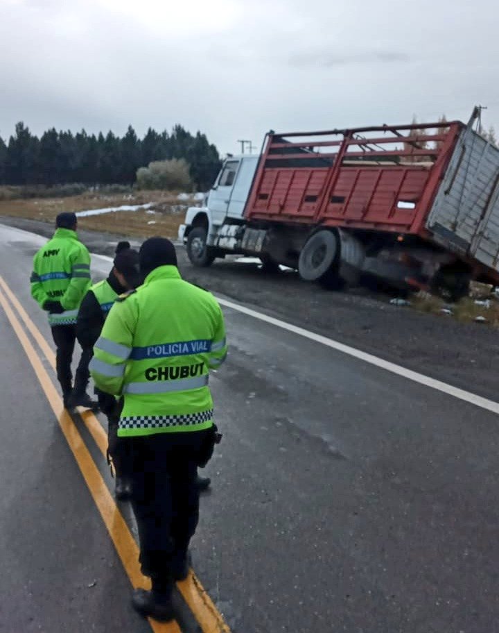 APSVChubut's tweet photo. GOBIERNO DEL CHUBUT
MINISTERIO DE SEGURIDAD
Subsec de Seg Vial | #APSV

#ATENCIÓN 🌧️🌨️❄️
🔹ESQUEL/LAGO PUELO /PASO DE INDIOS/EL MAITÉN
⏭️/RN259/RN40/1S40/RN25/RP45/RP16

⚠️PATRULLAJES PREVENTIVOS Y ASISTENCIA A VEHÍCULOS  
⚠️CALZADA HÚMEDA

⚠️TRANSITAR CON PRECAUCIÓN 
⬇️ ⬇️ ⬇️ https://t.co/lJQ5YS81xL