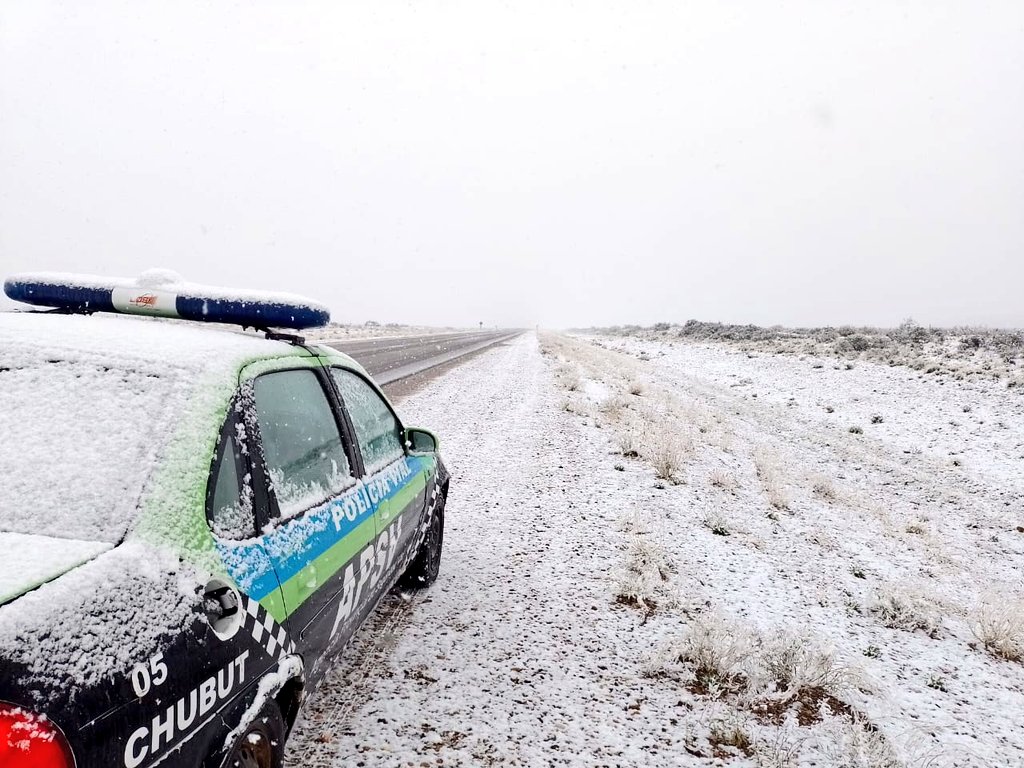 APSVChubut's tweet photo. GOBIERNO DEL CHUBUT
MINISTERIO DE SEGURIDAD
Subsec de Seg Vial | #APSV

#ATENCIÓN 🌧️🌨️❄️
🔹ESQUEL/LAGO PUELO /PASO DE INDIOS/EL MAITÉN
⏭️/RN259/RN40/1S40/RN25/RP45/RP16

⚠️PATRULLAJES PREVENTIVOS Y ASISTENCIA A VEHÍCULOS  
⚠️CALZADA HÚMEDA

⚠️TRANSITAR CON PRECAUCIÓN 
⬇️ ⬇️ ⬇️ https://t.co/lJQ5YS81xL