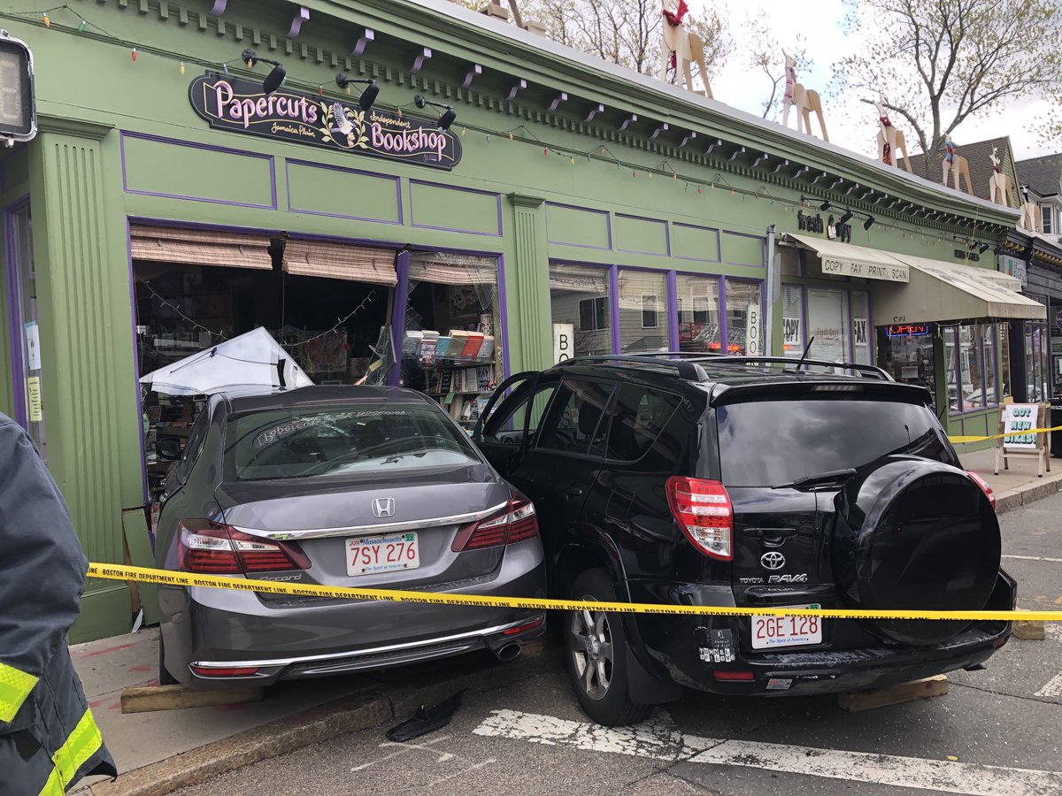 No one was hurt in two car accident with both cars going through Papercuts storefront…story coming ⁦<a href="/universalhub/">Adam Gaffin</a>⁩ #JamaicaPlain