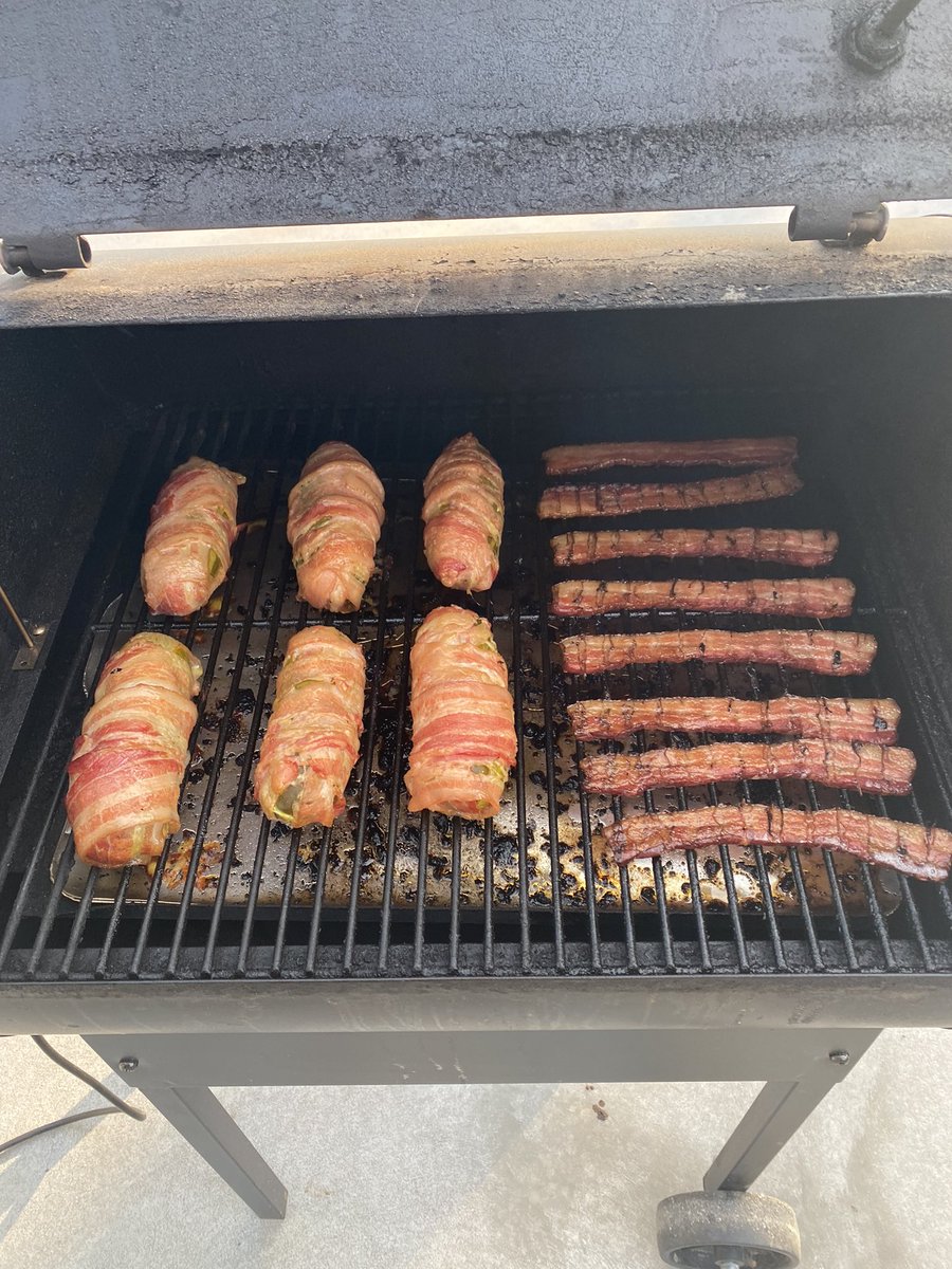 wonbbq's tweet photo. Compliments of @MahlkeTj not too shabby. #bacon wrapped #pickles #smoked with all sorts of different flavors. https://t.co/fQT1ZIHkB0