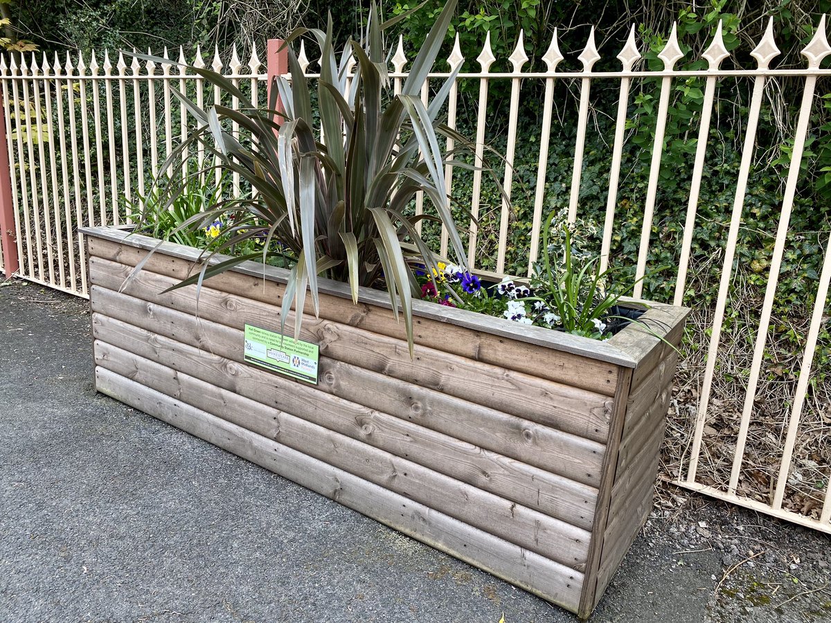 FriendsSLine's tweet photo. Great to see Vivienne &amp;  Dianne the long-standing volunteers who are the station adopters at #YardleyWood - busy getting their planters ready for a very special event. Meanwhile our Treasurer @Fradgie has been giving some TLC to our lovely @EarlswoodGLC planters along the line https://t.co/MceMJKHogu
