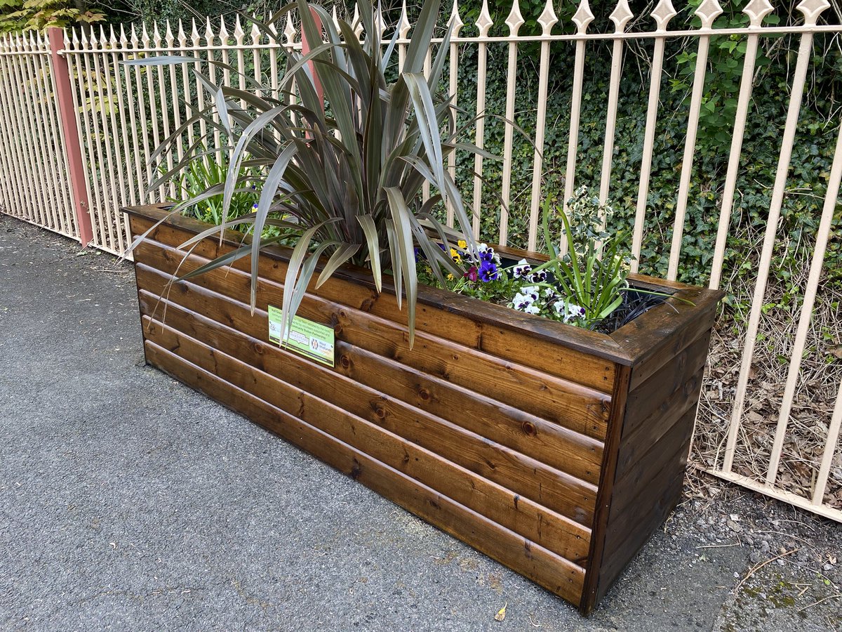 Friends of the Shakespeare Line (@friendssline) on Twitter photo Great to see Vivienne & Dianne the long-standing volunteers who are the station adopters at #YardleyWood - busy getting their planters ready for a very special event. Meanwhile our Treasurer <a href="/Fradgie/">fraser pithie 🇺🇦</a> has been giving some TLC to our lovely <a href="/EarlswoodGLC/">Earlswood GLC</a> planters along the line Great to see Vivienne & Dianne the long-standing volunteers who are the station adopters at #YardleyWood - busy getting their planters ready for a very special event. Meanwhile our Treasurer <a href="/Fradgie/">fraser pithie 🇺🇦</a> has been giving some TLC to our lovely <a href="/EarlswoodGLC/">Earlswood GLC</a> planters along the line