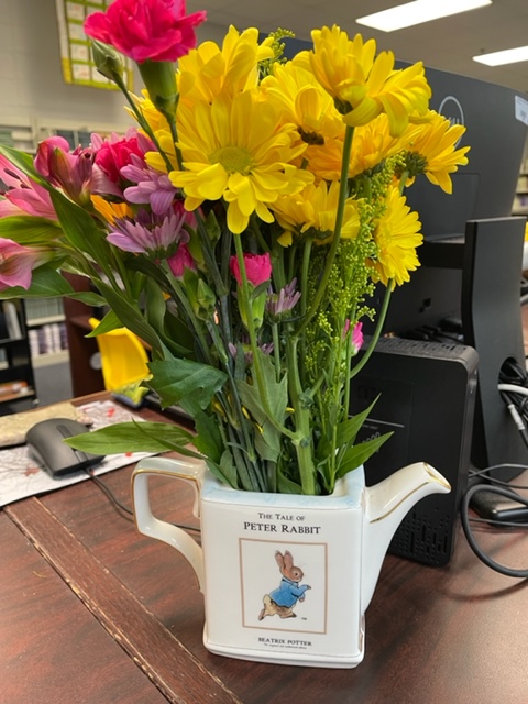 GrdmsMedia's tweet photo. The admin @genraydavis are spreading sunshine today for National Library Month.  Thank you Dyer, Kammerer, Thomas, and Stanton for being supportive of your staff and students and for putting your heart into your job here daily!  @genraydavis @GRDMSPrincipal @RockdaleSchools https://t.co/AVUKOcuCIe