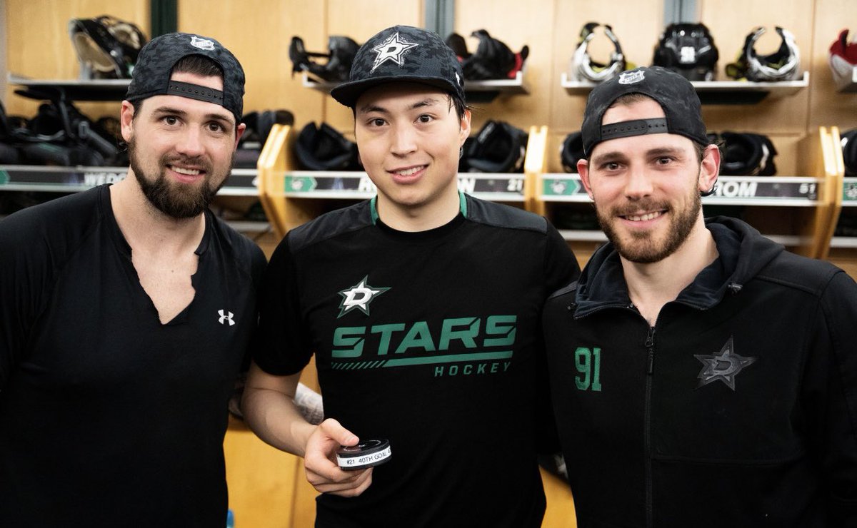 I enjoy this pic @DallasStars 🤩🤩🤩 Need a @9modano photoshop to complete the set though #FourDStar40gClub 👋Roope🤠